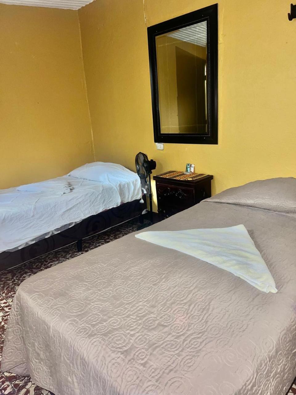 Hotel Alma Maya Antigua Buitenkant foto